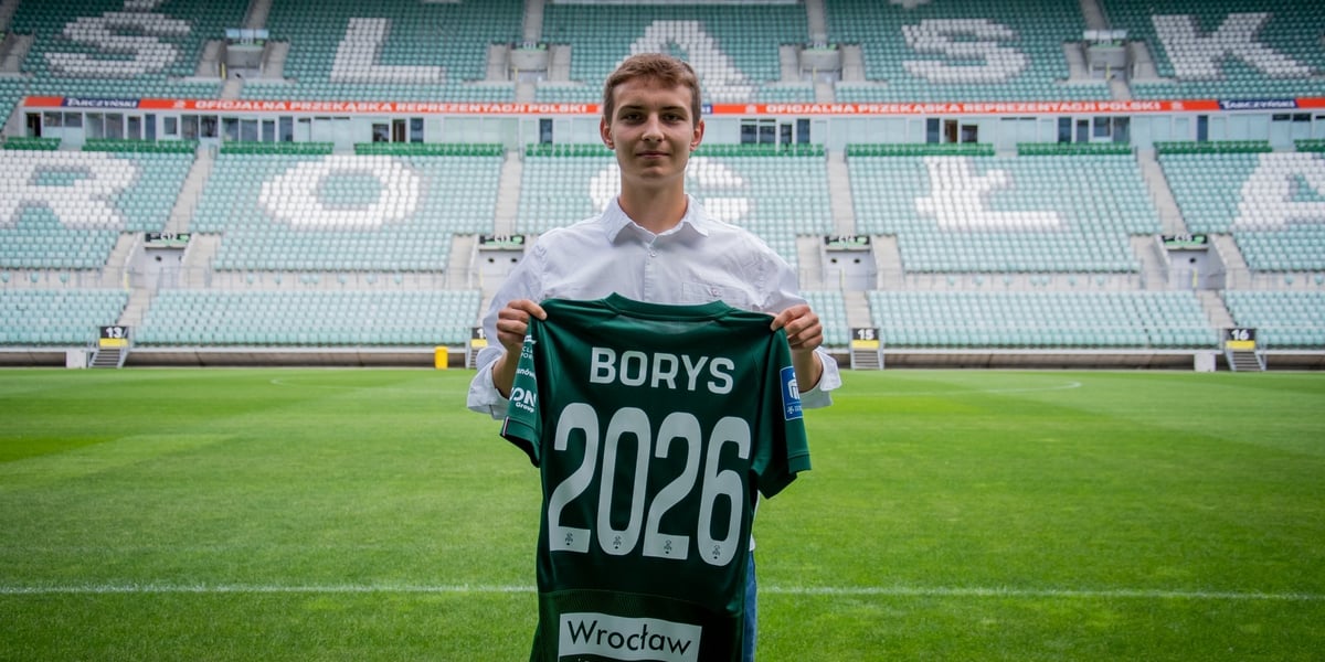 Karol Borys, 16-letni pomocnik, wychowanek Śląska Wrocław prezentuje koszulkę tuż po przedłużeniu swojego kontraktu do końca czerwca 2026 roku