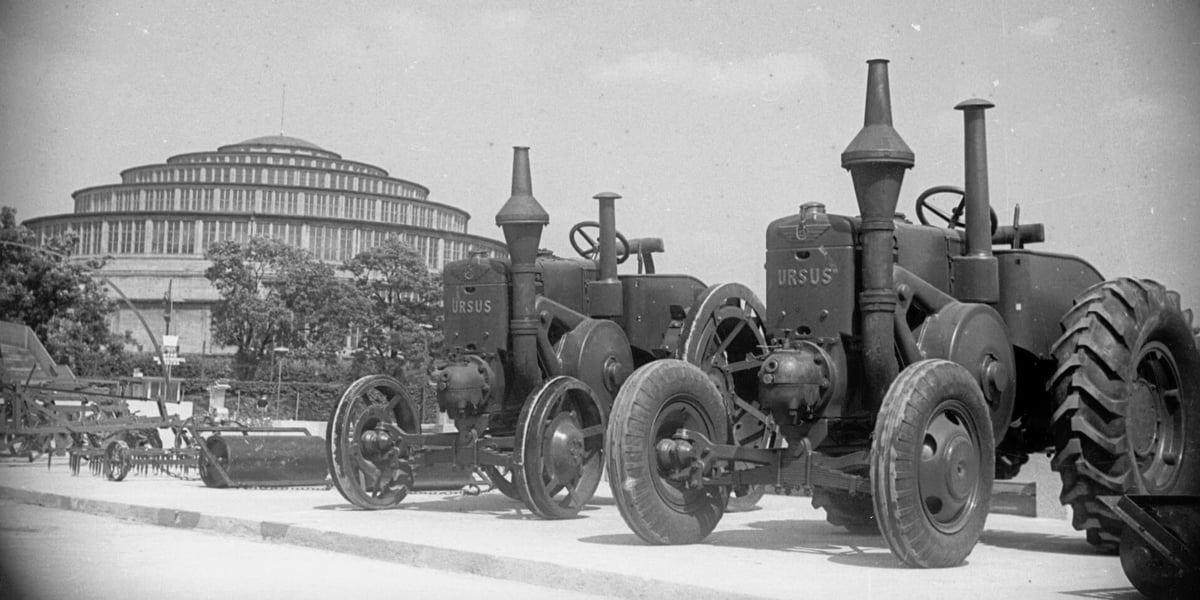 Wystawa Ziem Odzyskanych we Wrocławiu w 1948 roku. Przed budynkiem Hali Stulecia stoi rząd traktorów.