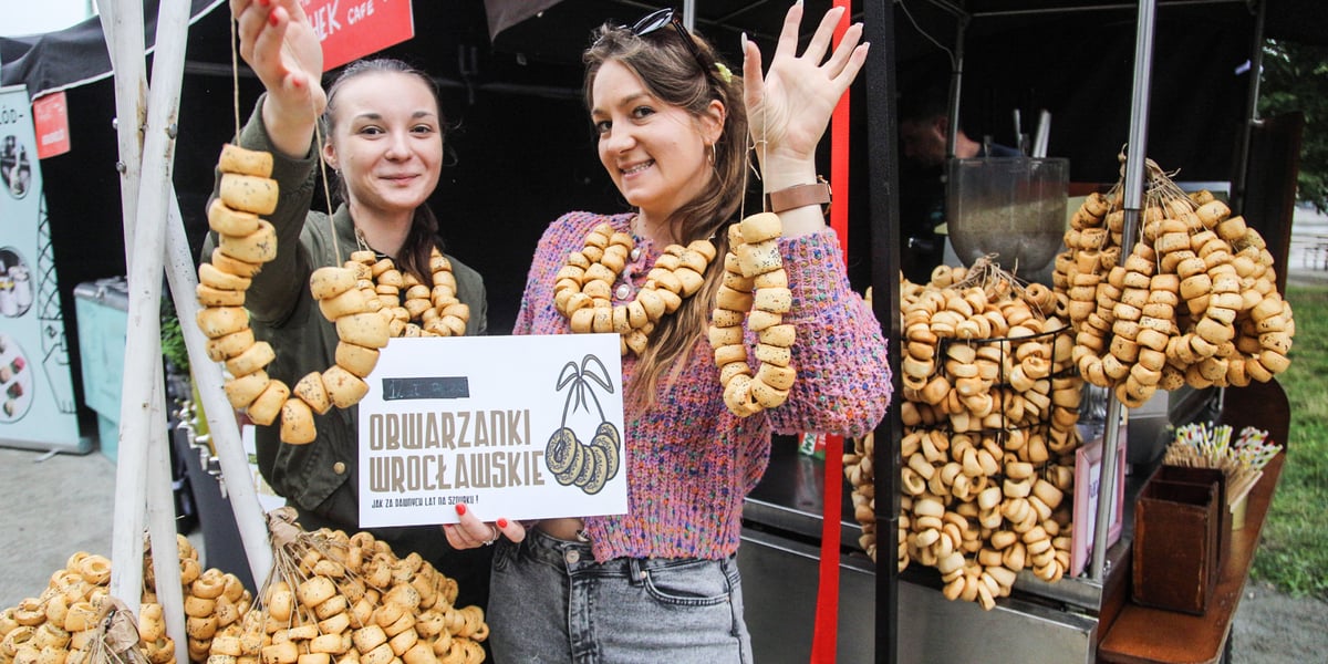 Dwie kobiety sprzedające obwarzanki wrocławskie na Gastro Miasto we Wrocławiu