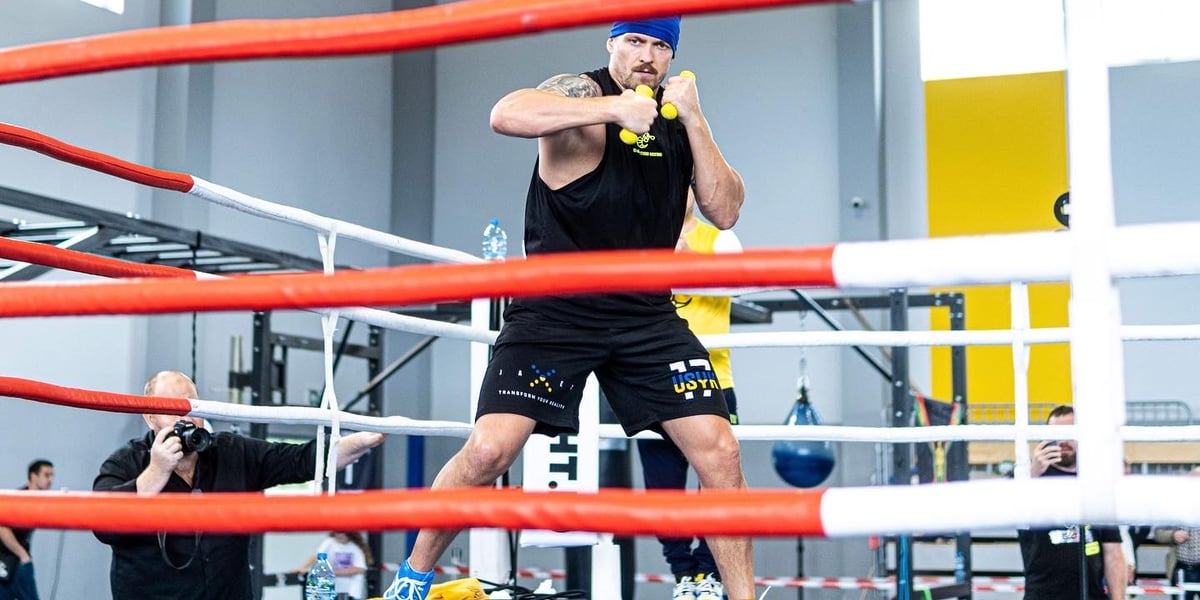 Na zdjęciu widoczny Usyk podczas treningu na ringu bokserskim