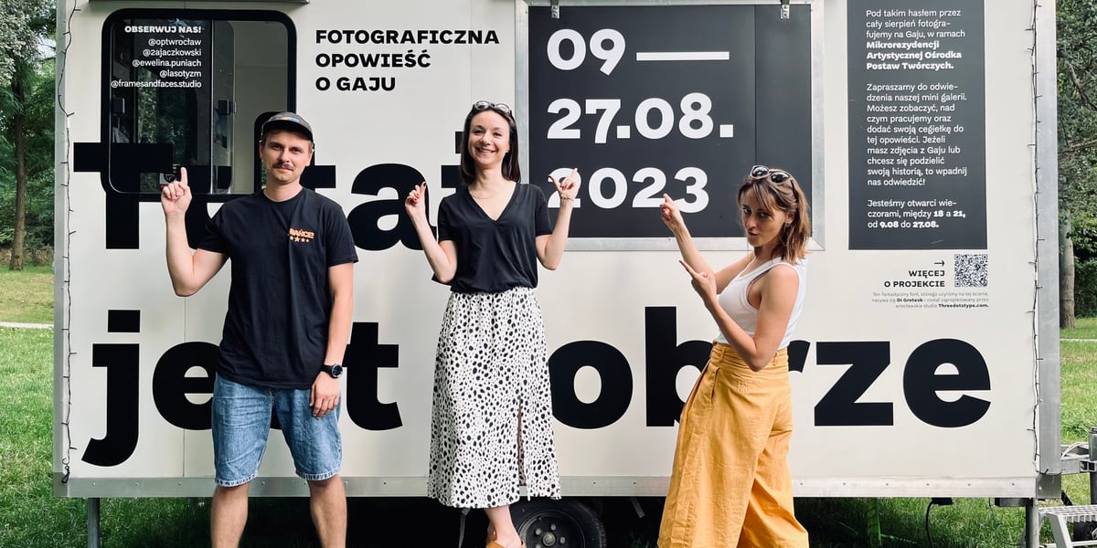 Projekt "Tutaj jest dobrze" i fotoprzyczepa na osiedlu Gaj. Na zdjęciu fotoprzyczepa oraz członkowie kolektywu frames&faces.