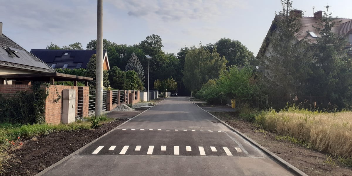 Na zdjęciu w tle nowa droga w Żernikach Wrocławskich