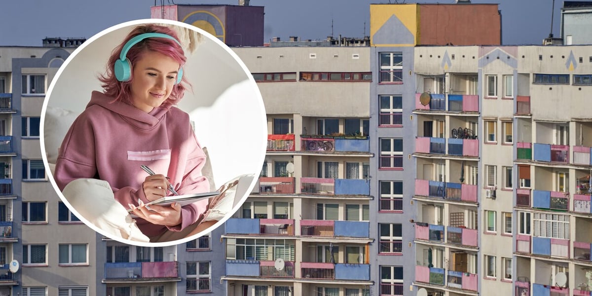 Bloki na Kozanowie, w kółku młody człowiek siedzi przed laptopem, w dłoniach trzyma notatnik (zdjęcie ilustracyjne)