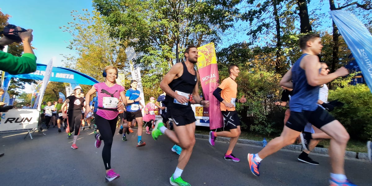 Wild Run 2022 we wrocławskim zoo. Na zdjęciu widać biegaczy