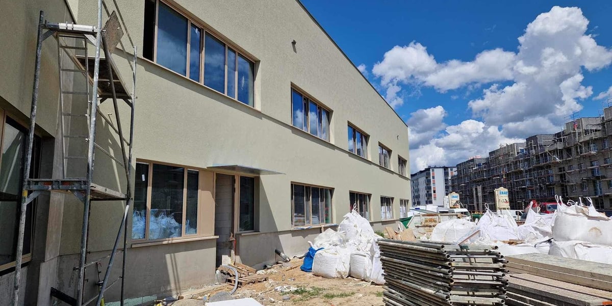 Elewacja budowanej placówki na Lipie Piotrowskiej i teren przed nią
