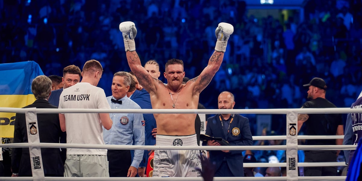 Oleksandr Usyk z uniesionymi rękoma cieszy się po zwycięstwie z Danielem Dubois. Zdjęcia z gali bokserskiej we Wrocławiu