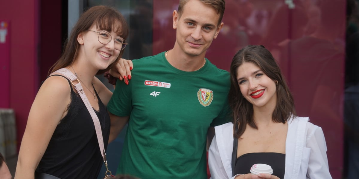 Dziewczyny na pamiątkowym zdjęciu z koszykarzem Śląska