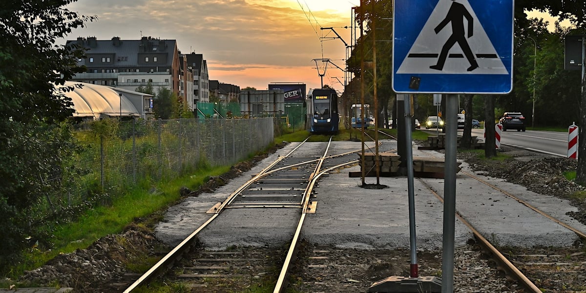 Tramwaj zbliża się do przystanku Kamiennogórska (ośrodek dla niewidomych) i remontowanego odcinka torów, do tymczasowej zwrotnicy, która umożliwia ruch wahadłowy po jednym czynnym torze.