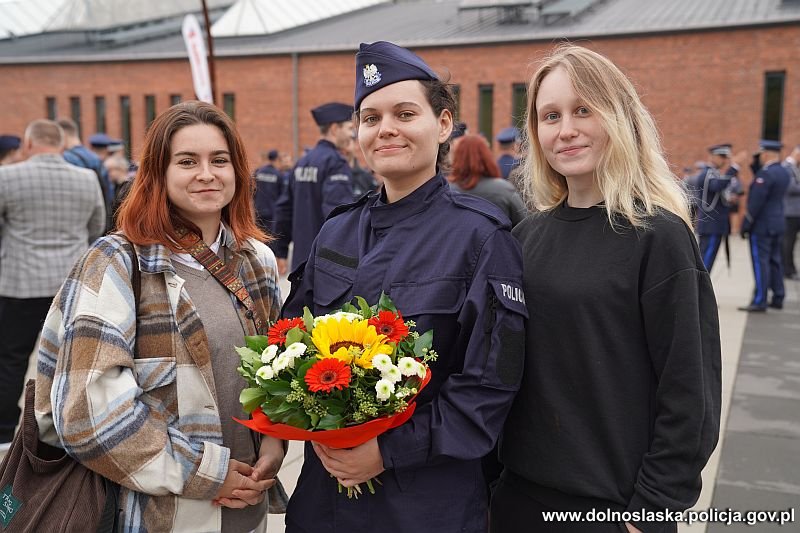 Trzy kobiety, jedna w mundurze policji, uroczystość ślubowania, 30 sierpnia 2023 r. 