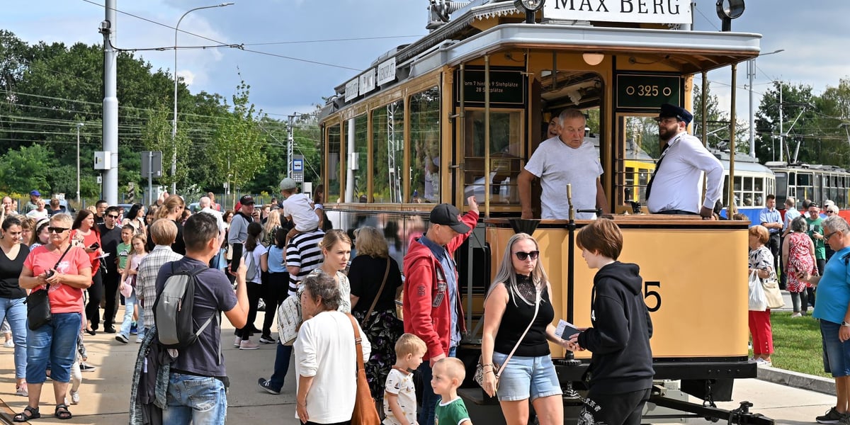 Piknik na nowodworskiej pętli z okazji uruchomienia tramwajów na Nowy Dwór. Na zdjęciu zabytkowy tramwaj Maximum odrestaurowany wysiłkiem Klubu Sympatyków Transportu Miejskiego. 