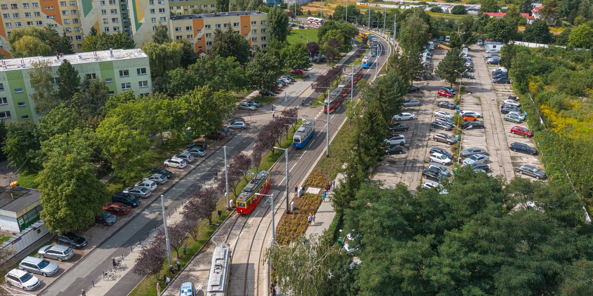 TAT  - widok z drona. Na zdjęciu widać tramwaje, które jadą nową trasą tramwajową na Nowy Dwór
