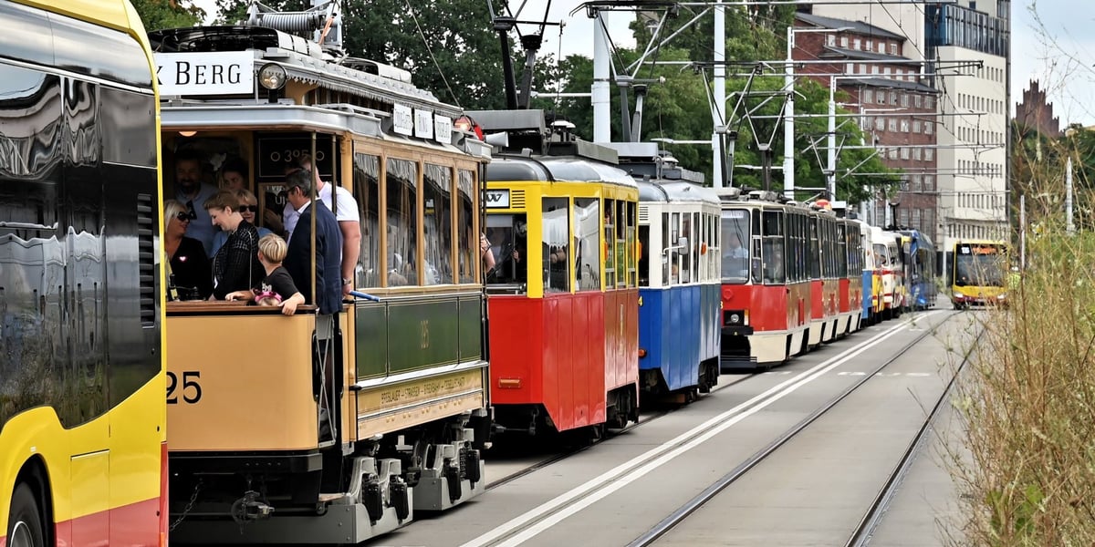 Początek parady historycznych tramwajów i autobusów na ul. Marchijskiej obok Dworca Świebodzkiego. 
