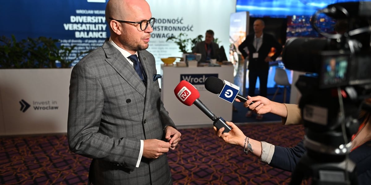 Jakub Mazur, wiceprezydent Wrocławia przed mikrofonami mediów