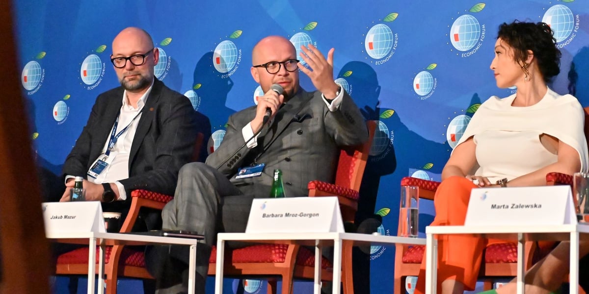Dyskusja podczas Forum Ekonomicznego w Karpaczu. Sebastian Drzewiecki z SoftServe Poland, Jakub Mazur, wiceprezydent Wrocławia i prof. Barbara Mróz-Gorgoń z Uniwersytety Ekonomicznego.