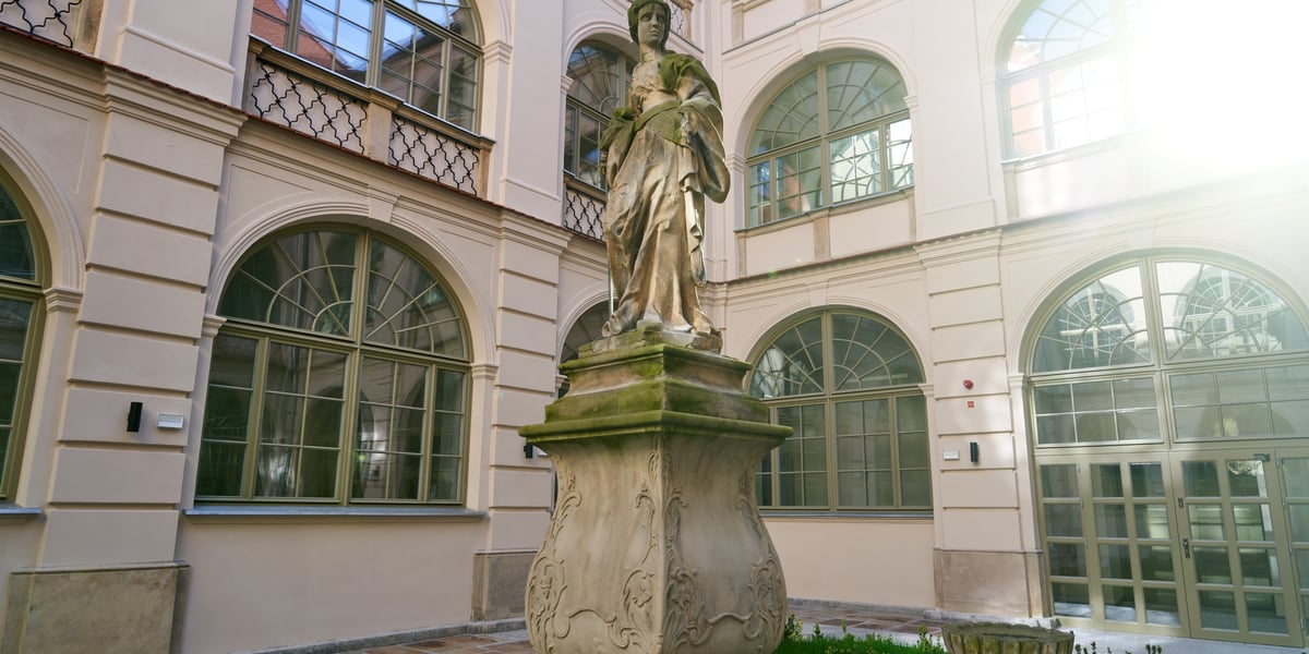 Perełka wrocławskiej architektury znalazła się w finale konkursu "Modernizacja Roku i Budowa XXI w.". Na zdjęciu widać rzeźbę na patio barokowego gmachu Katedry Antropologii, której rewitalizacja zakończyła się w tym roku