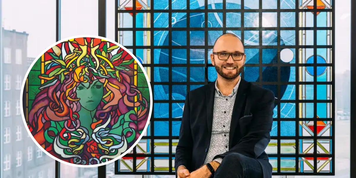 Uśmiechnięty mężczyzna w okularach i czarnej marynarce siedzi przed witrażem, w który dominują kolory niebieskie; Adam Włodarczyk. W kółku twarz kobiety z burzą włosów; fioletowo-czerwono-zielony witraż Marka Jakubka