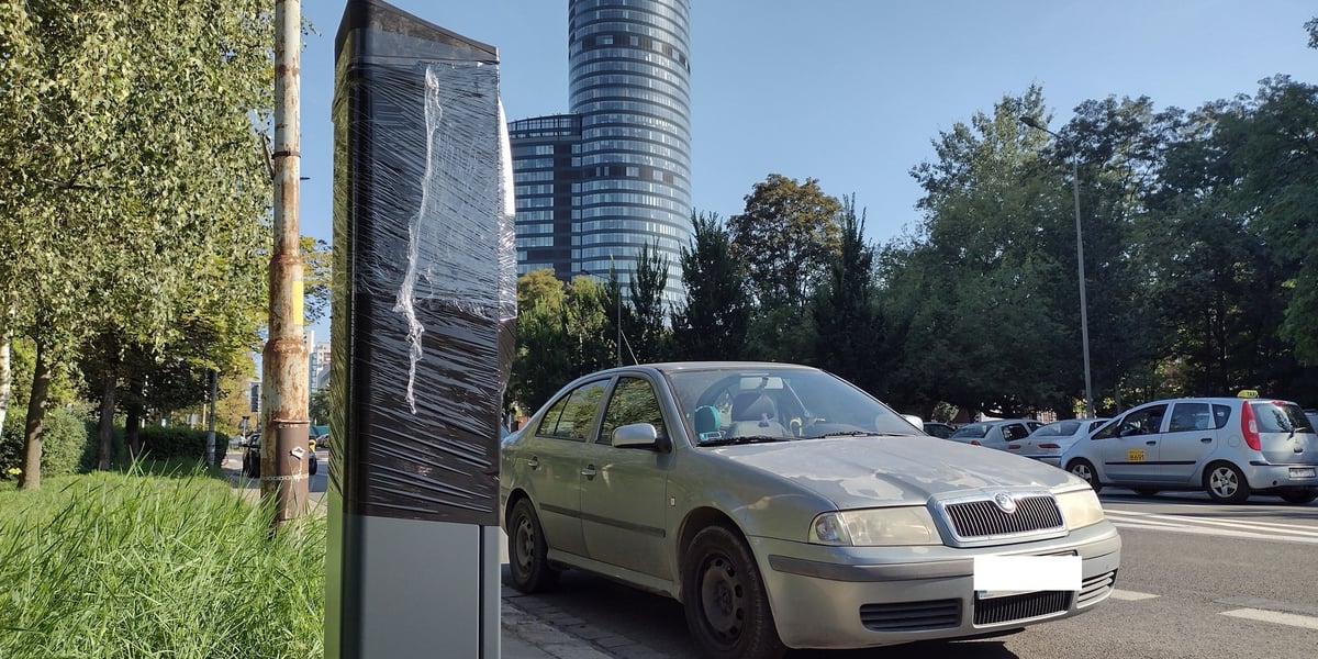 Parkomat, skoda na ulicy Szczęśliwej, na dalszym planie: Sky Tower