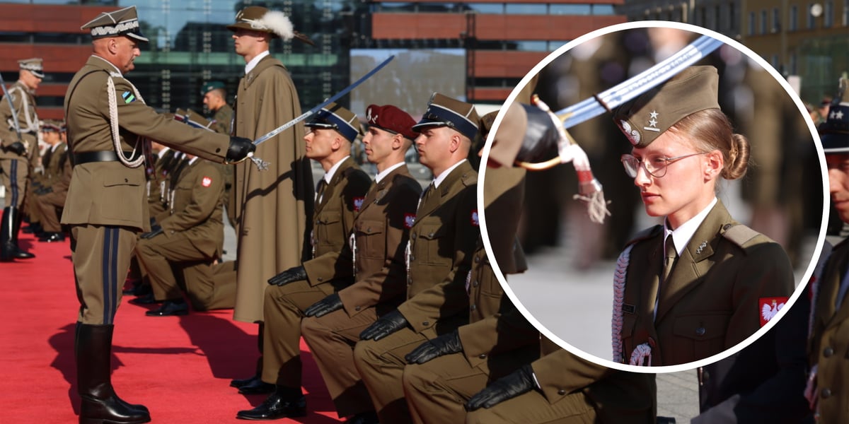 Żołnierze, absolwenci Akademii Wojsk Lądowych, klęczą przed dowódcą, przyjmują mianowanie na pierwszy stopień oficerski