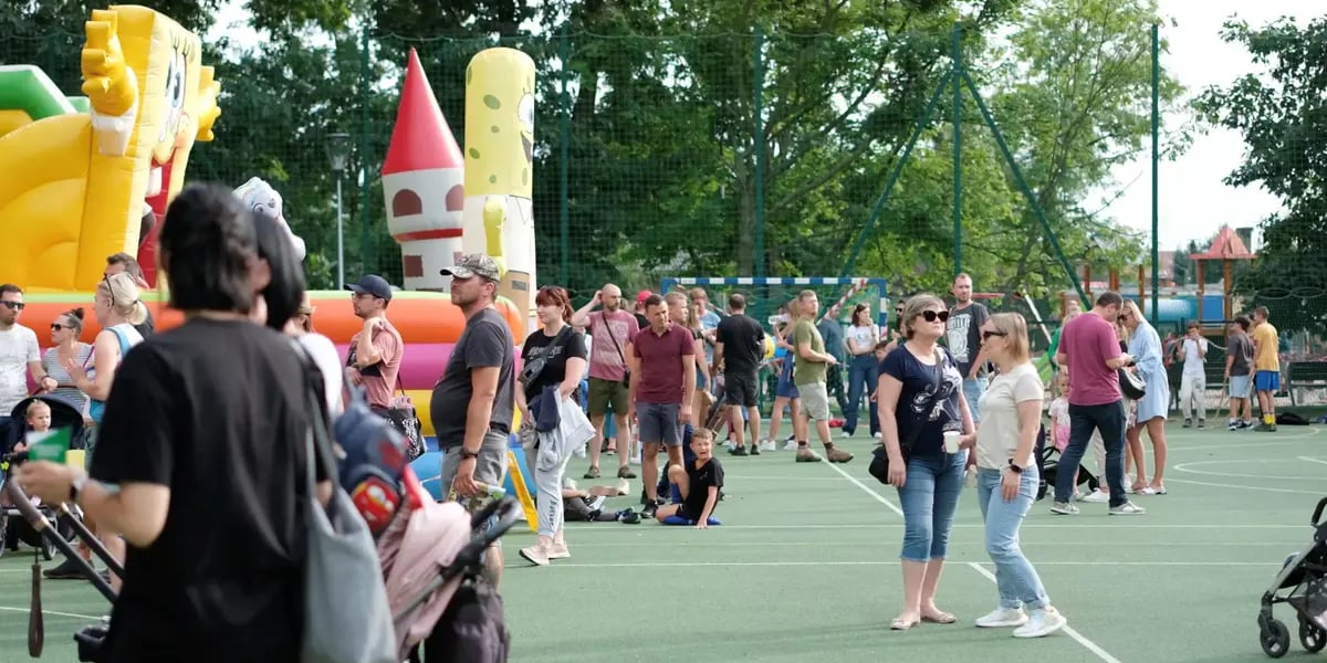 Grupa ludzi na boisku