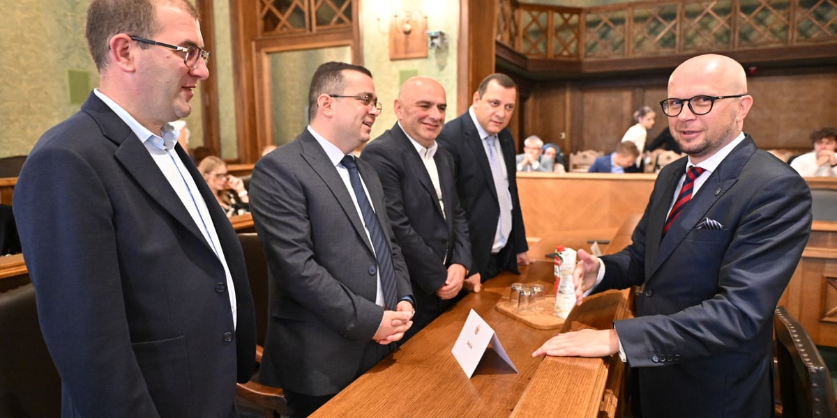 Kobiety i mężczyźni na sesji Rady Miejskiej Wrocławia, 14 lipca 