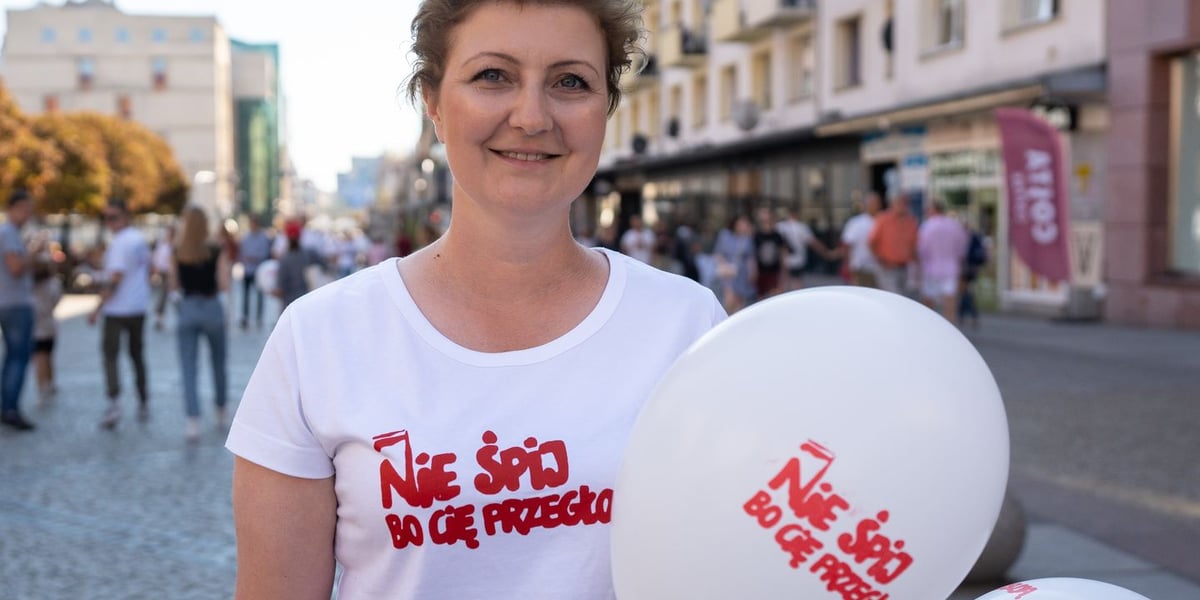 Kobieta w koszulce z napisem - nie śpij, bo cię przegłosują 