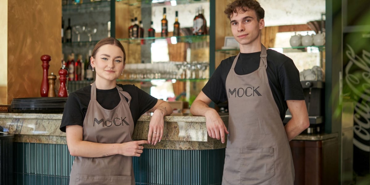 Kelnerzy Alina i Gabriel przy barze restauracji Mock