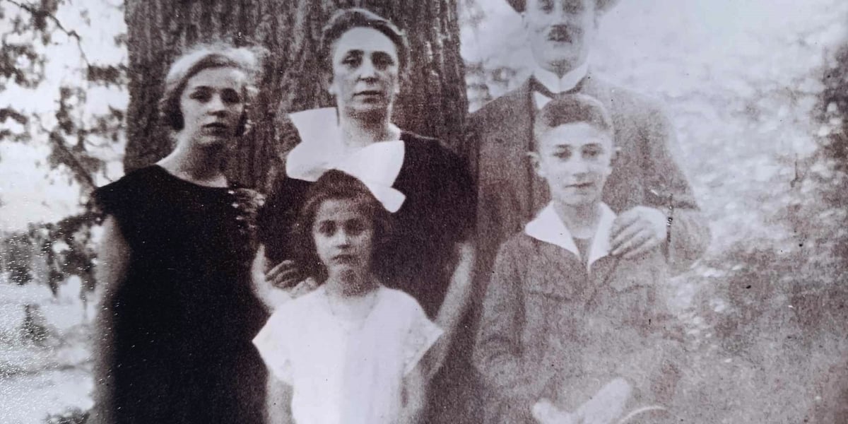 Na czarno-białym zdjęciu dwoje dorosłych: mężczyzna w kapeluszu i kobieta, oraz dzieci, dwie dziewczynki i chłopiec.