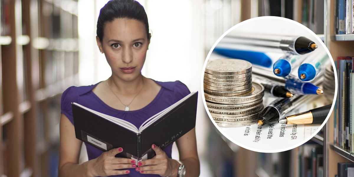 Studentka z z książką w dłoniach na tle regałów z książkami (zdjęcie główne), zbliżenie na monety i długopisy (zdjęcie w kółku)