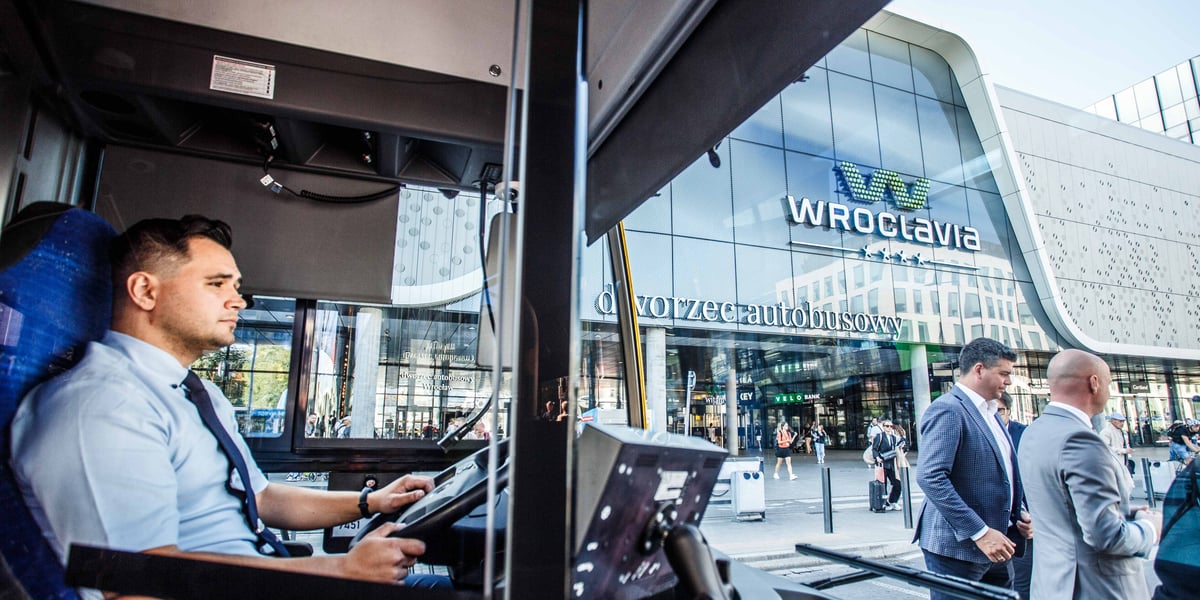 Kierowca w autobusie jadącym spod wrocławskiego dworca na lotnisko 