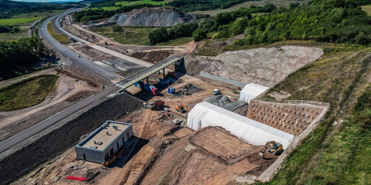 Budowana trasa S3 na Dolnym Śląsku oraz wlot do tuneli drogowych, wrzesień 2023