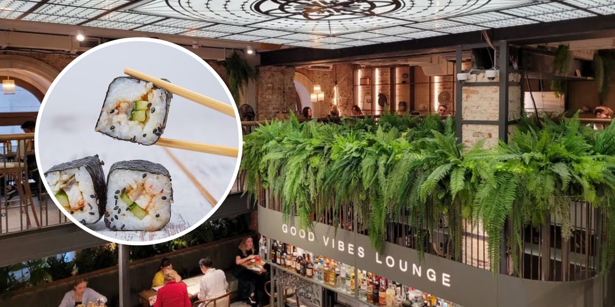 W kółeczku 3 sztuki sushi i pałeczki, w tle restauracja Woosabi przy Świdnickiej