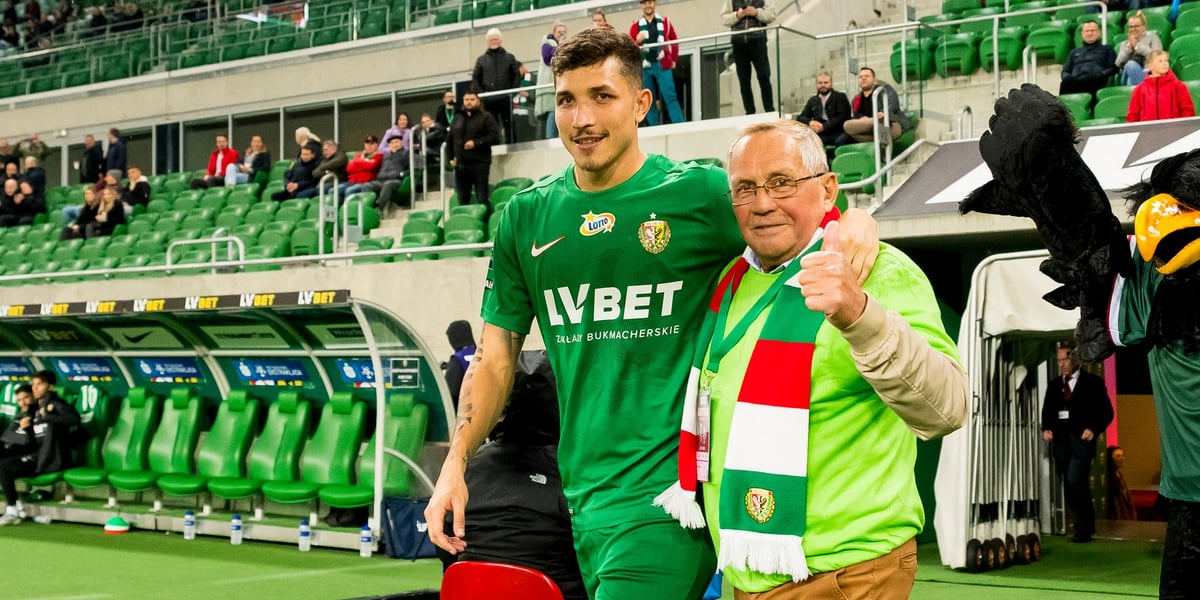 Erik Exposito wychodzi na mecz w asyście seniora