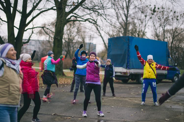 Ćwiczące osoby ubrane na sportowo; Slow Jogging na Popowicach