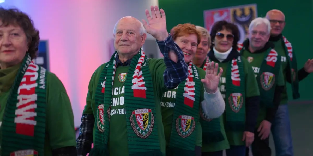 Mężczyźni i kobiety na stadionie 