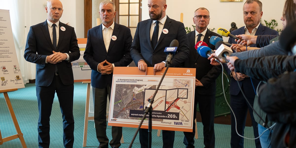 Od lewej: Karol Przywara (wiceprezes Portu Lotniczego Wrocław), Roman Szełemej (prezydent Wałbrzycha), Jacek Sutryk (prezydent Wrocławia), Jerzy Łużniak (prezydent Jeleniej Góry), Arkadiusz Chęciński (prezydent Sosnowca)