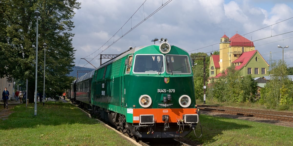 Pociąg, który ciągnie zielona lokomotywa