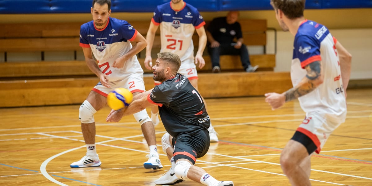 Libero Adrian Mihułka (z piłką) stanowi pewny punkt Gwardii, w tym sezonie trafił już do drużyny kolejki. Reszta zespołu może liczyć na jego dobre przyjęcie. 