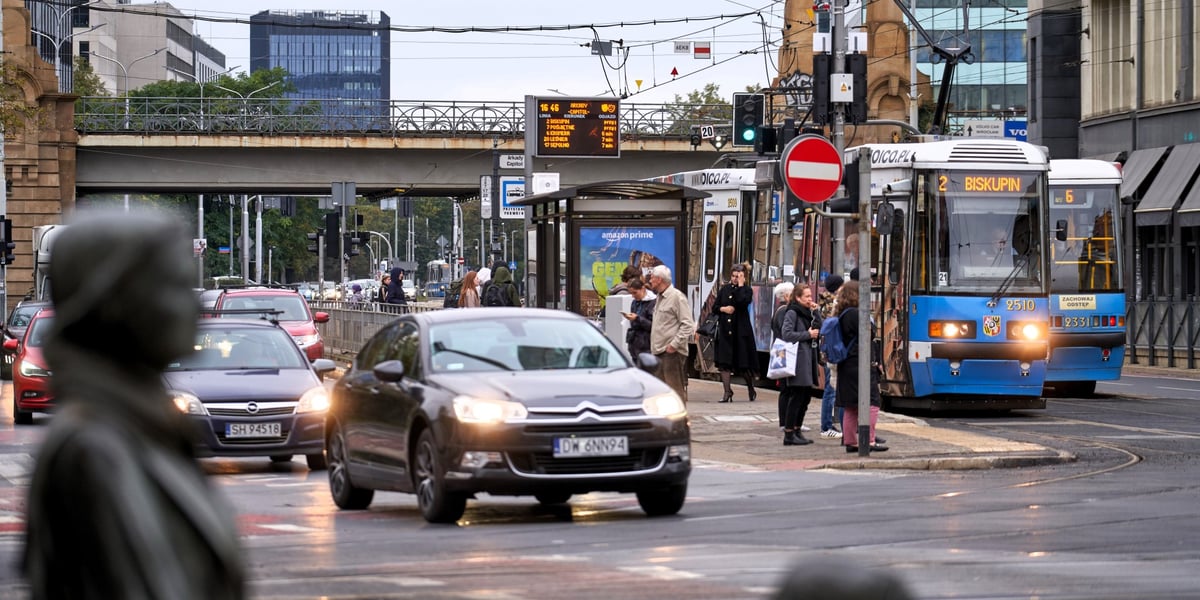 Ulicą Świdnicką i Powstańców Śląskich kursują tramwaje. Na  zdjęciu tramwaj przywróconej linii 2 oraz linii 6, która znów jeździ swoją stałą trasą. 