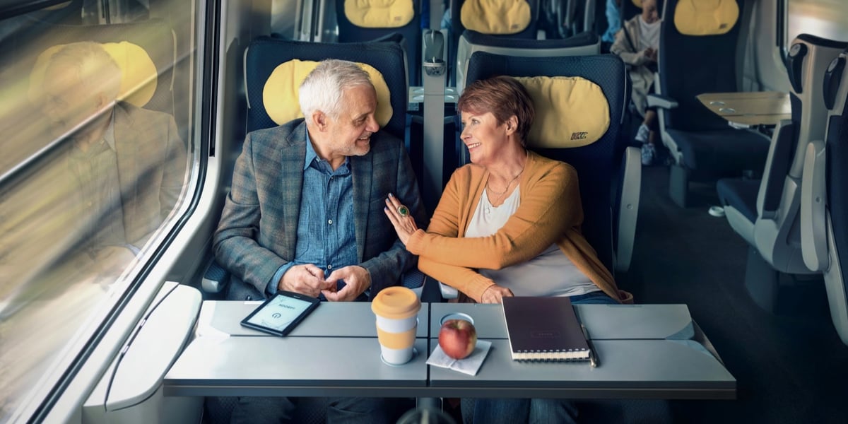 Nowa aplikacja e-IC 2.0 ma podróżnym m.in. ułatwić wybór miejsca i zakup biletu. Na zdjęciu pasażerowie w wagonie PKP Intercity. 