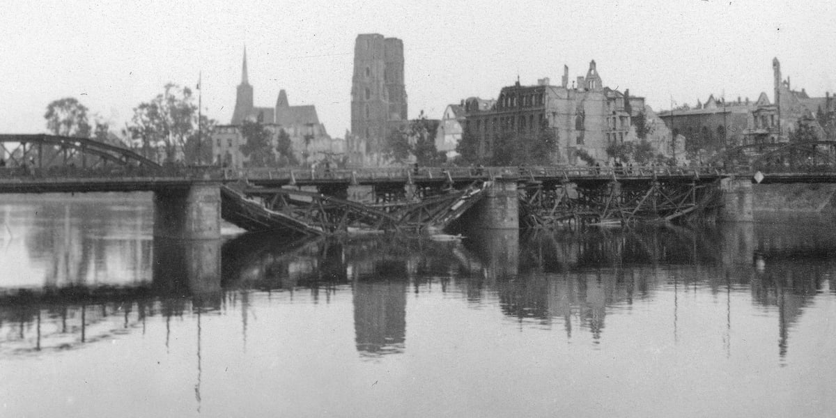 Most Pokoju koło Urzędu Wojewódzkiego i Muzeum Narodowego, z widokiem na Ostrów Tumski. Lata 1945-1948