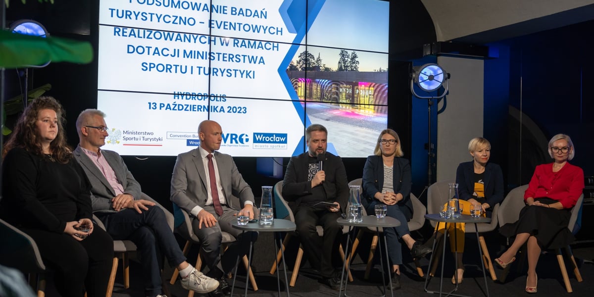 Na zdjęciu prezes Convention Bureau Wrocław Wiktoria Król-Cieciorowska, Janusz Bujko, Beeline Research&Consulting, wiceprezes Portu Lotniczego Wrocław Karol Przywara, dyrektor Wydziału Promocji Miasta i Turystyki UM Radosław Michalski, koordynatorka projektu Agnieszka Szymerowska oraz Marta Drozdowska i Izabela Gruszka z Wrocławskiej Akademii Biznesu.