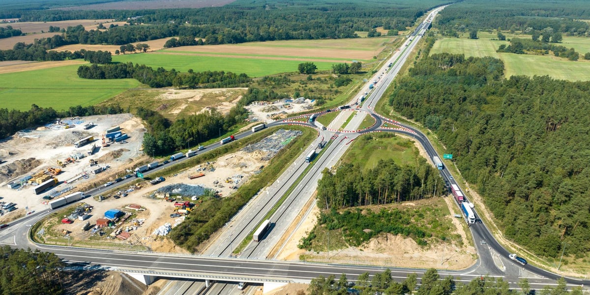 Widok z góry na węzeł Golnice na Dolnym Śląsku i A18, przełom sierpnia i września 2023 r.