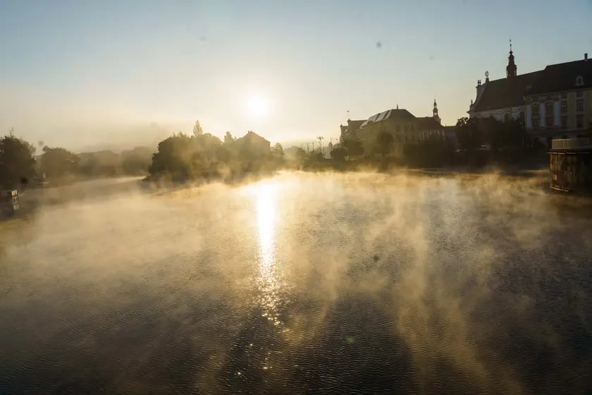 Piękne widoki w zamglony poranek we Wrocławiu