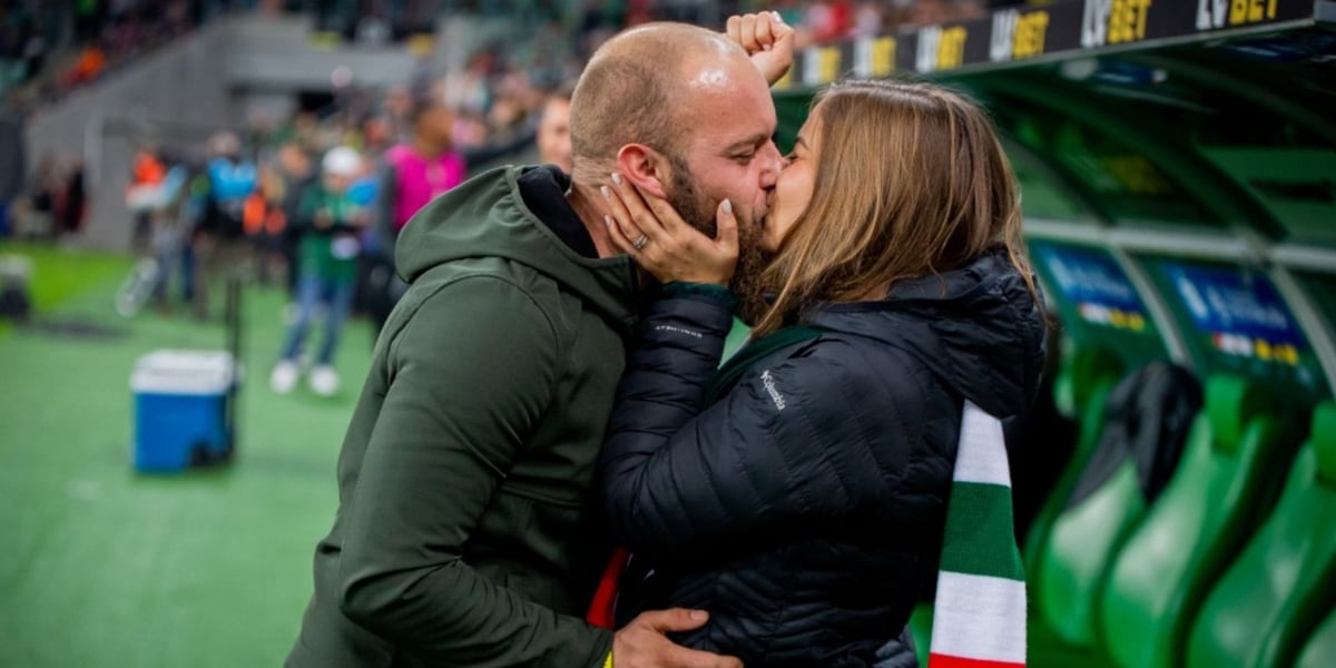 Oświadczyny na Tarczyński Arenie. Całująca się para 