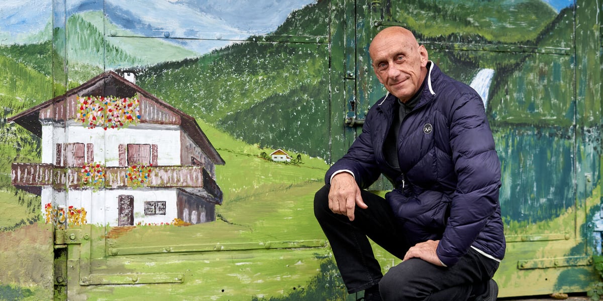 Maciej Dyczko namalował na garażach sąsiadów pejzaż górski, most Europy i domek tyrolski