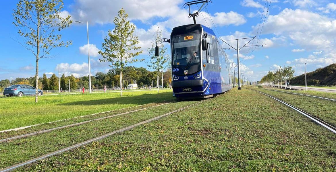 Torowisko na ul. Kosmonautów zazieleniło się. Zobacz, jak teraz wygląda