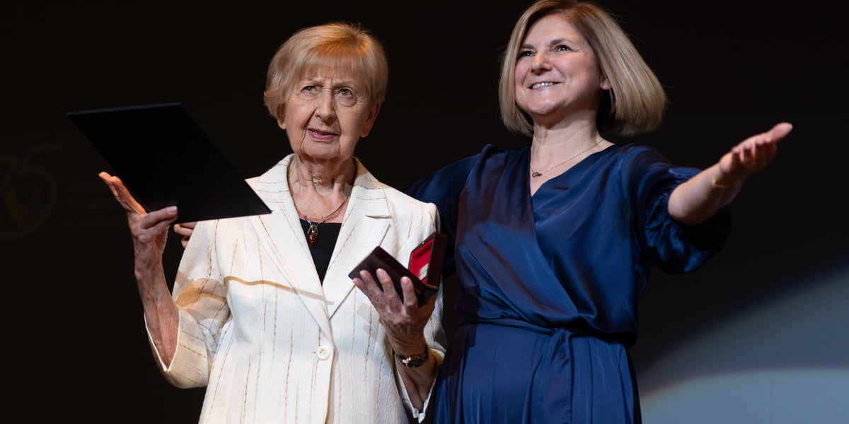 Uroczystość 75-lecia powstania LO nr V / na zdjęciu: była dyrektor Barbara Josiak i aktualna Mariola Kuźmicka-Mazurek