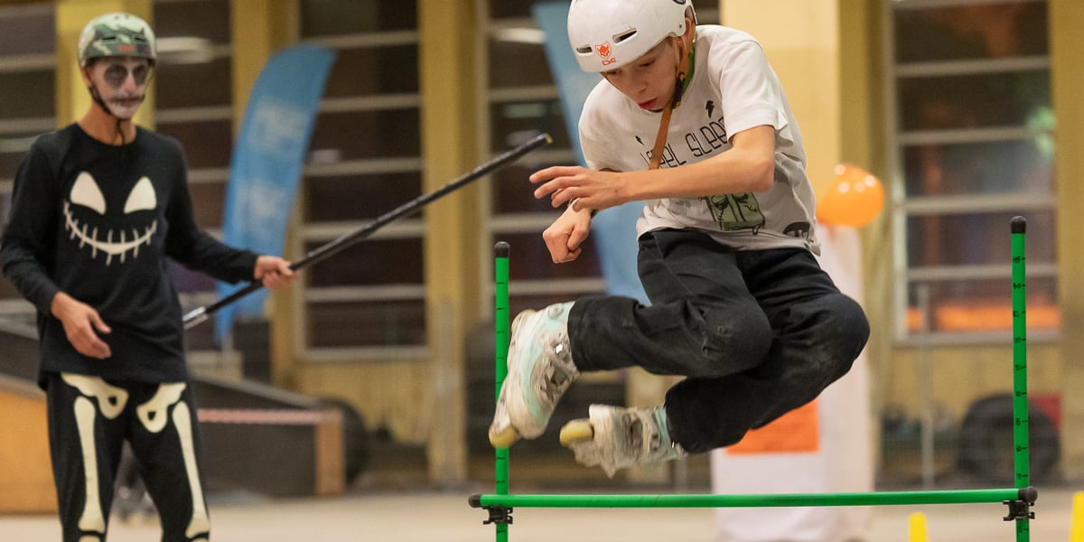 Uczestnicy bawią się podczas Skate Night Wrocław 2023 w Centrum Sportów Ekstremalnych przy ul. Legnickiej 65.