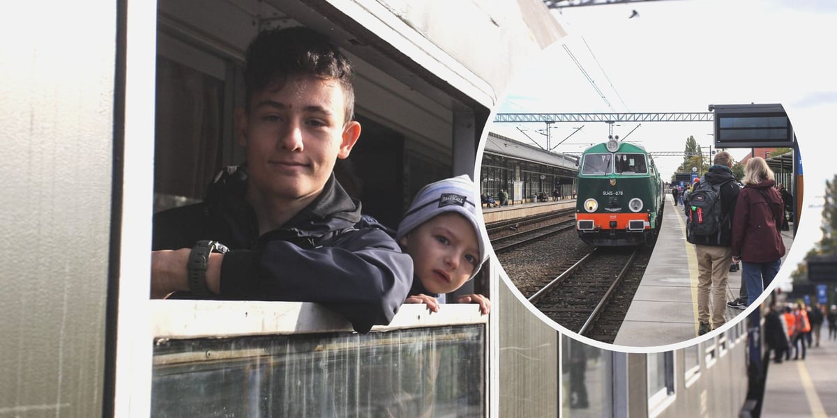 Dwóch chłopców jedzie pociągiem retro z Wrocławia do Oleśnicy
