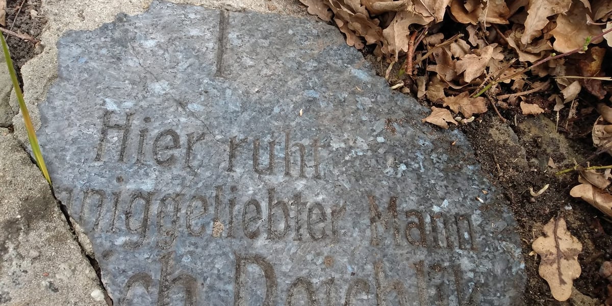 Fragment przedwojennej płyty nagrobnej